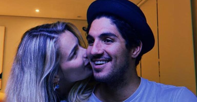 Yasmin Brunet arranca elogios ao posar em frente ao espelho com Gabriel Medina: ”Que casal”