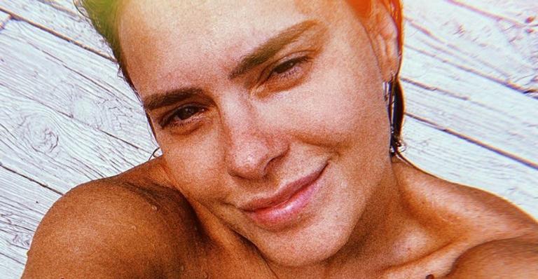 Carolina Dieckmann posa de biquíni em meio à natureza e seu corpo definido chama a atenção