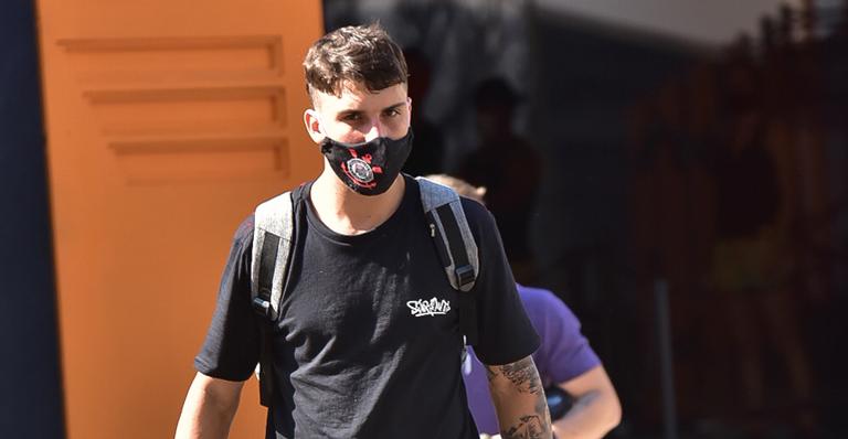 Ex-BBB Felipe Prior é flagrado deixando academia em São Paulo