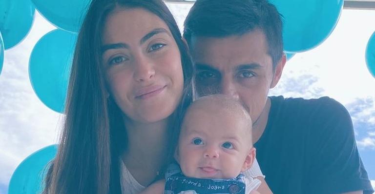 Felipe Simas divide clique lindíssimo com a esposa e o caçula, Vicente, e encanta demais