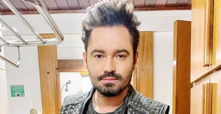 Fernando Zor posa com filho de Sorocaba e Biah Rodrigues: ”Primeira vez no colo do padrinho”