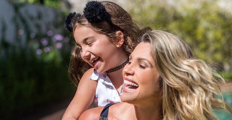 Flávia Alessandra aproveita praia na companhia da filha caçula, Olívia: ”Só eu e ela”