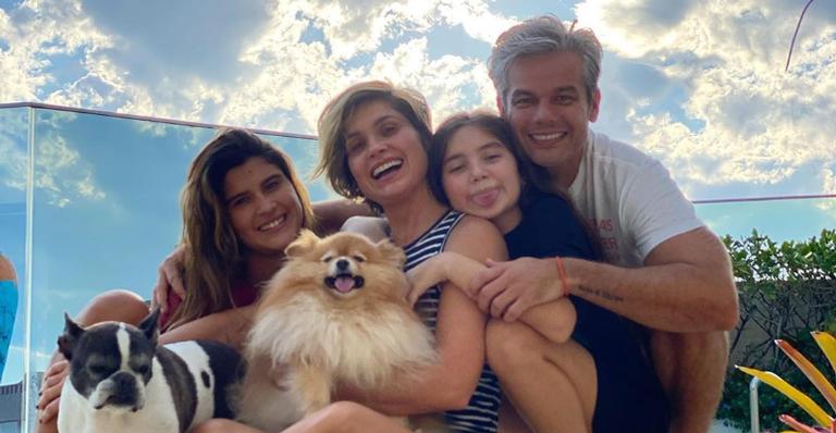Flávia Alessandra diverte fãs ao fazer brincadeira em família: ”A gente morre de rir”
