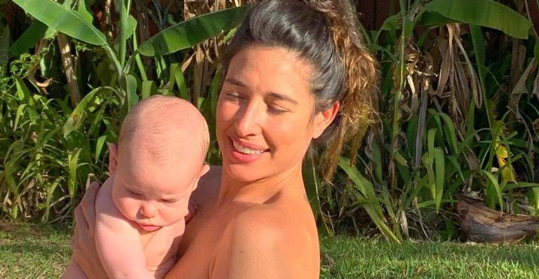 Ao lado do filho, Giselle Itié encanta ao mostrar cama compartilhada: ”Mami quase beijou o chão”