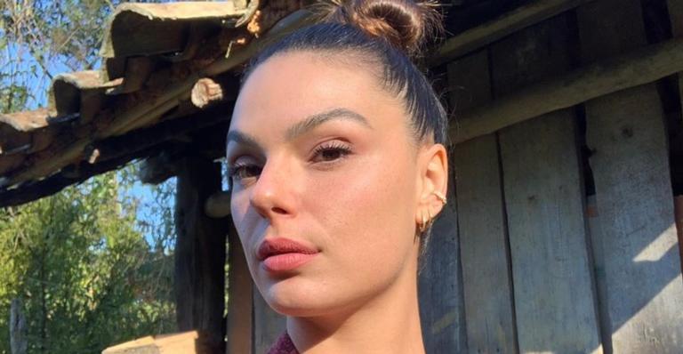 Isis Valverde surge belíssima assistindo desfile de moda de grife por vídeo: ”Que mulher!”
