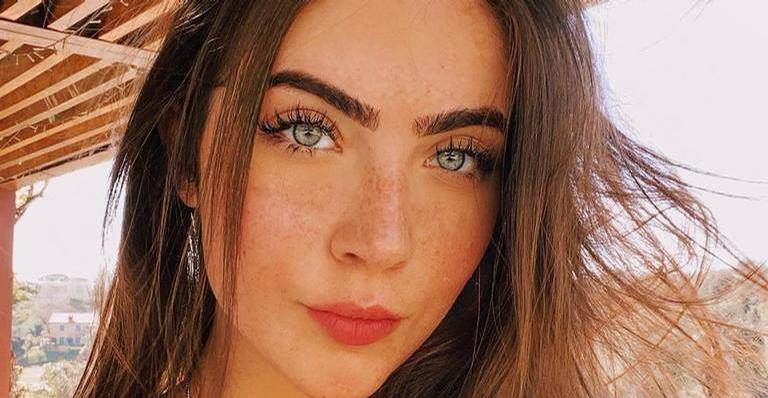 Jade Picon arrasa ao combinar cores da make e do look: ”Às quartas usamos rosa”