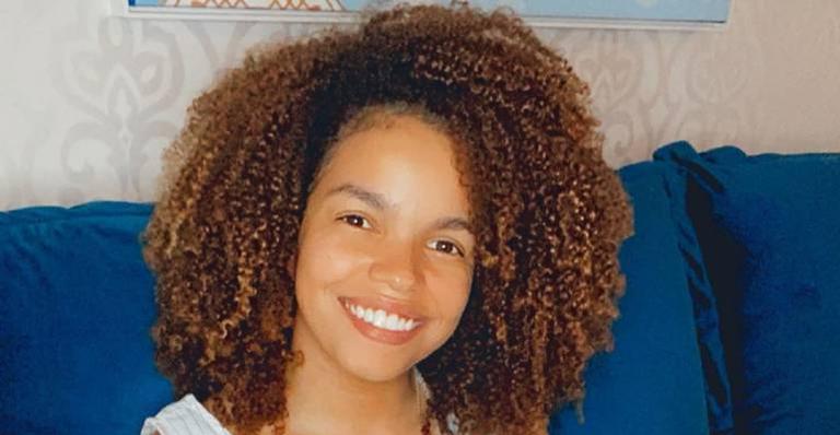 Jeniffer Nascimento divide clique trabalhando e brinca: ”Mulher de negócios”