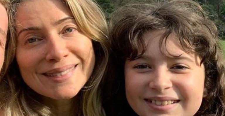 Usando pijama, Leticia Spiller surge coladinha a filha e encanta fãs: ”Que amor!”