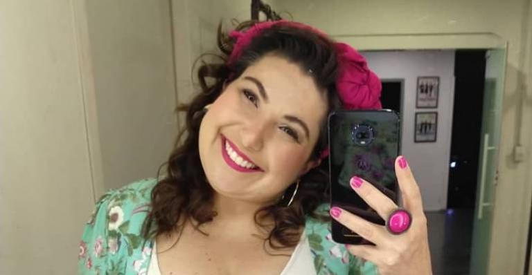 Mariana Xavier posta foto com o cabelo curto e avisa: ”É foto antiga”