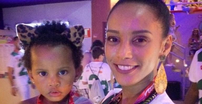 Taís Araújo pergunta para a filha qual é a sua profissão e a resposta da pequena arranca gargalhadas