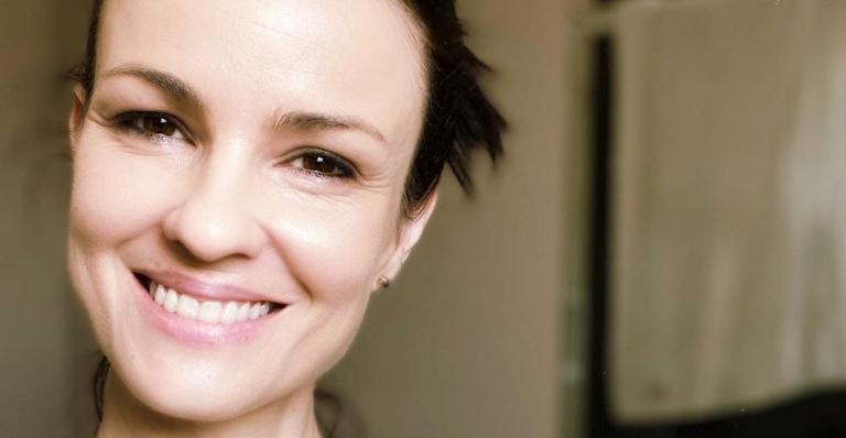 Carolina Kasting posa de biquíni e beleza impressiona: ”O tempo não passa pra você”
