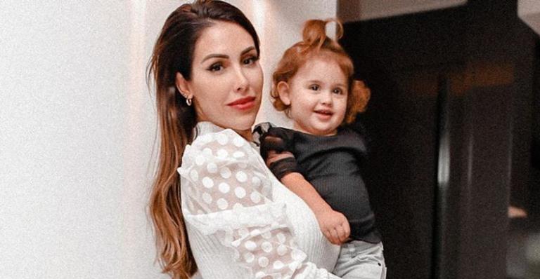 Bella Falconi se encanta ao flagrar a filha caçula se maquiando: ”Linda demais”