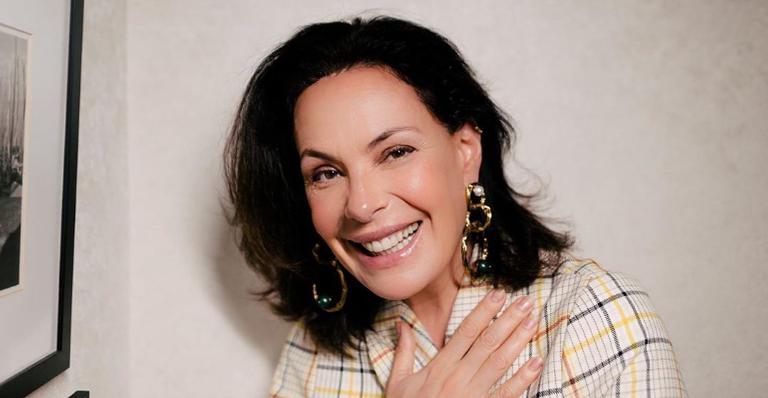 Com parte do elenco, Carolina Ferraz relembra bastidores de ‘Haja Coração’: ”Que TBT gostoso!”