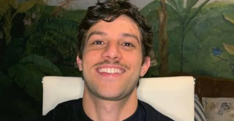 Chay Suede posta clique fofo com a filha: ”Minha quinquinha”