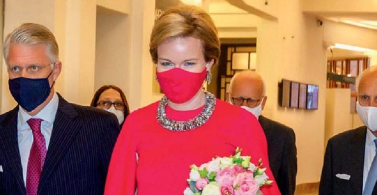Elegante nobre, Mathilde encanta os súditos belgas