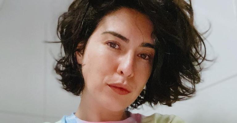 Fernanda Paes Leme posa com o irmão e comenta sobre a web série feita pelos dois