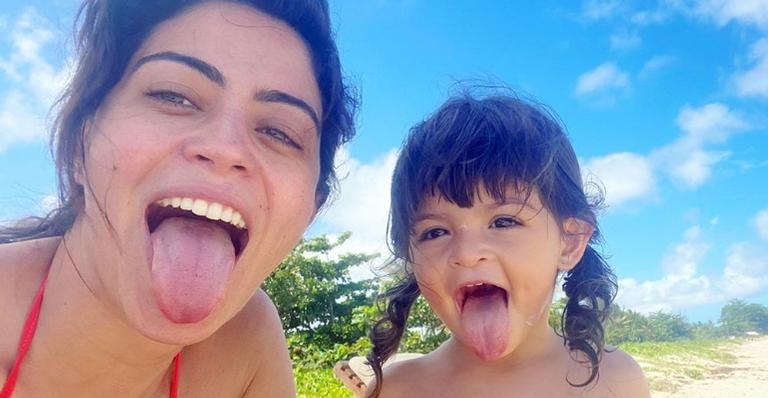 Nina, filha de Carol Castro, surge toda sorridente em clique e encanta: ”Linda igual a mãe”