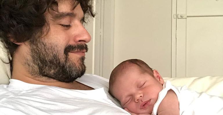 Guilherme Winter se derrete ao publicar foto fofa do filho: ”Eis meu único pensamento”