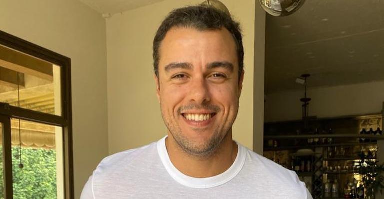Joaquim Lopes posa com a noiva na praia e se declara