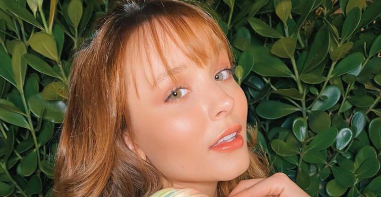 Larissa Manoela relembra visita a Sapucaí e declara: ”Saudade do carnaval e da avenida”