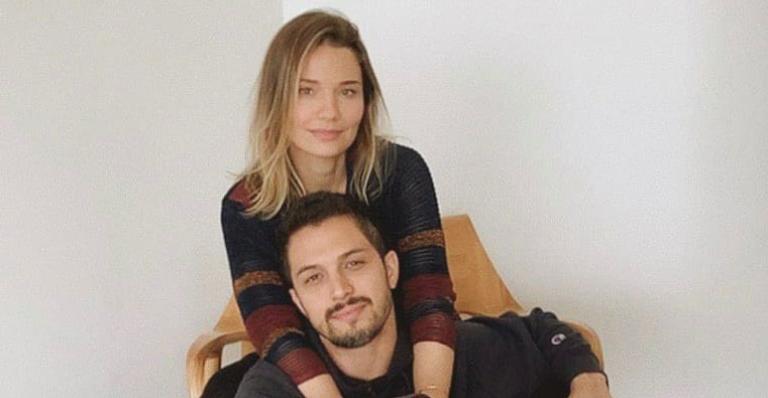 Romulo Estrela surge ao lado da esposa usando o mesmo look e fãs elogiam: ”Que maravilha”