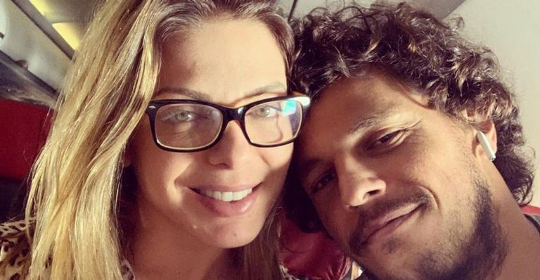 Sheila Mello completa 42 anos e ganha homenagem apaixonada do namorado: ”Babo cada vez mais”