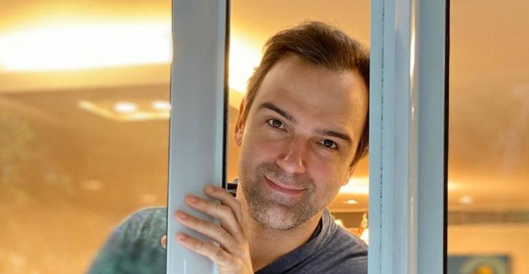 Tadeu Schmidt brinca sobre precisar urgentemente de um corte de cabelo: ”Tudo tem um limite”