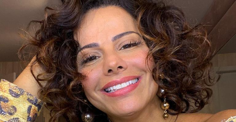 Viviane Araújo relembra clique antigo ao lado dos pais: ”TBT de amor e saudade!”