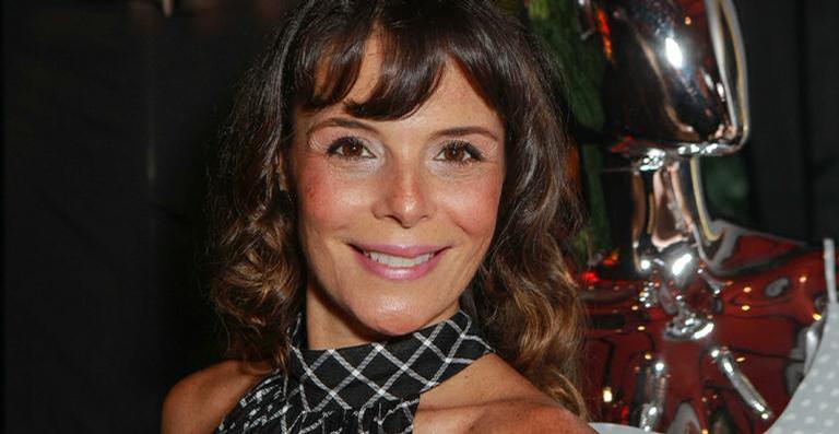Aos 49 anos, Mylla Christie surpreende com boa forma de biquíni vermelho