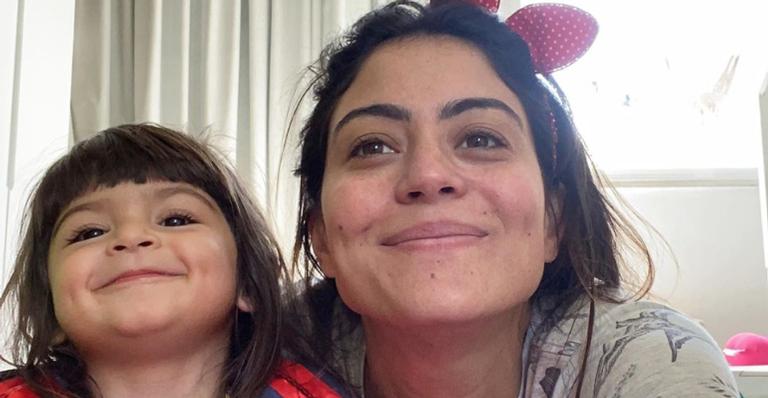 Carol Castro se encanta ao ver borboleta com a filha, Nina: ”Quando a mágica acontece”