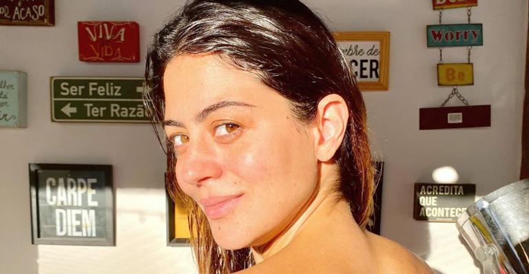 Carol Castro orienta fãs ao surgir protegida ao sair de casa: ”Se sair, use máscara…”