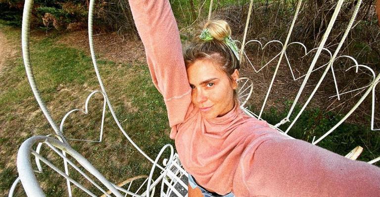 Carolina Dieckmann aproveita sol da manhã de biquíni: ”Guerra com ninguém”