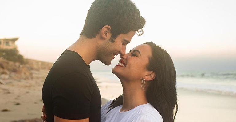 Demi Lovato comemora noivado com Max Ehrich: ”Eu sou tão abençoada”
