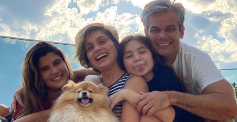 Flávia Alessandra se diverte em dia de praia com o marido e a filha mais caçula