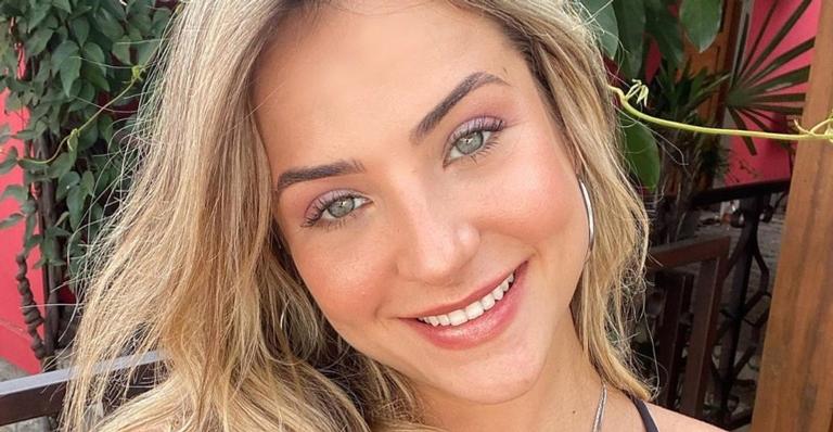 Gabi Martins surge belíssima com look brilhante e decotado: ”Carrega toda beleza do mundo”