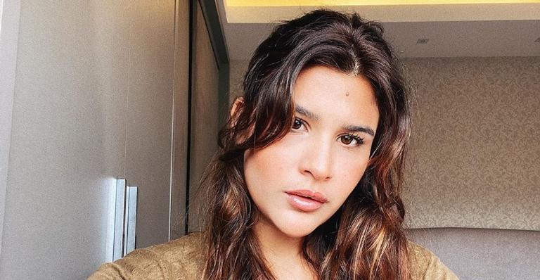 Giulia Costa compartilha clique com a mãe de Flávia Alessandra: ”Vó mais moderna desse mundão”