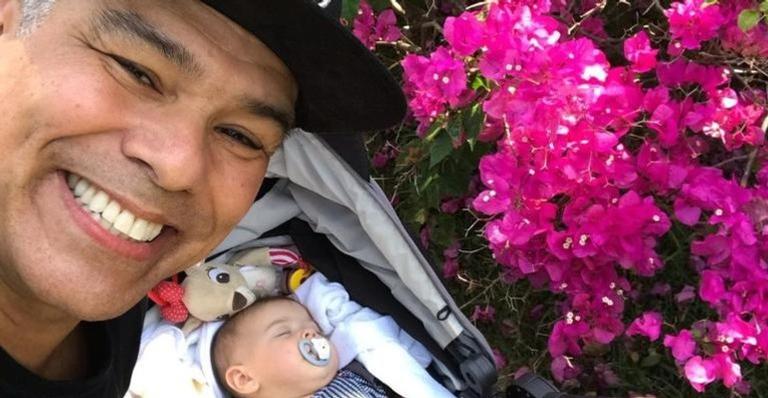 Maurício Mattar flagra a filha, de apenas 9 meses, dando sua comida para o cachorro