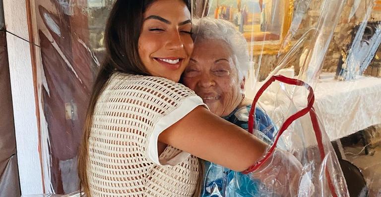 Rachel Apollonio, influenciadora digital, emociona ao dar ‘abraço de plástico’ na avó