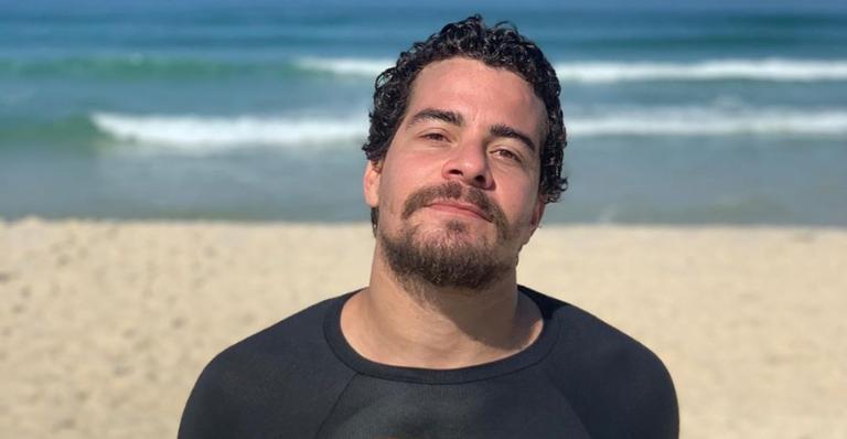 Thiago Martins curte dia de sol na praia: ”Sextou do jeitinho que o papai gosta”