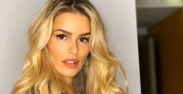 Yasmin Brunet posa ao lado de cachorrinha que adotou na quarentena