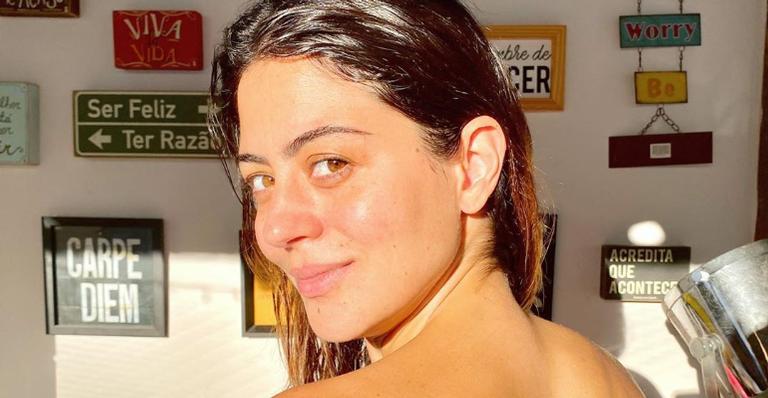 Carol Castro surge plena em clique na piscina e encanta internautas: ”Que mulher linda”