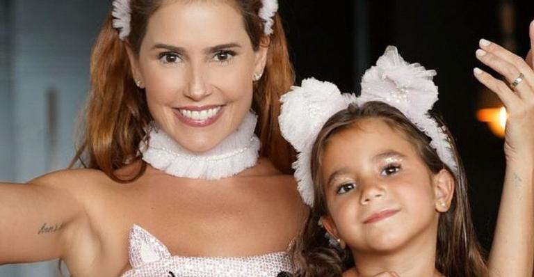Deborah Secco posa toda feliz brincando com a filha e dispara: ”Sabadou”