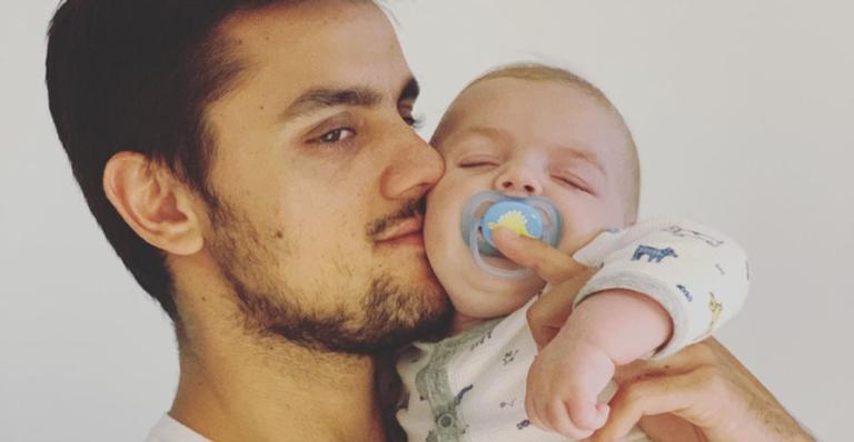 Felipe Simas compartilha clique com o filho caçula, Vicente, e arranca elogios: ”Que fofura”
