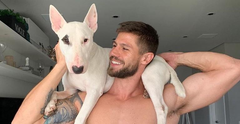 Jonas Sulzbach arranca risadas ao posar com o cachorro e brinca: ”Parece comigo?”