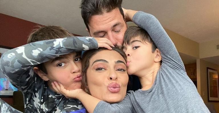 Juliana Paes se diverte em passeio de barco com o marido e com os filhos: ”Que família linda”
