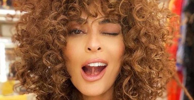 De biquíni, Juliana Paes surge radiante e leva fãs à loucura: ”Juro que vou ter um piripaque”