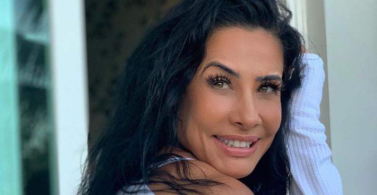 Scheila Carvalho posta foto só de toalha e é elogiada: ”Maravilhosa demais”
