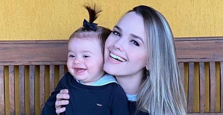 Thaeme encanta ao mostrar a filha, Liz, com presente que era seu: ”Ganhei quando fiz um aninho”