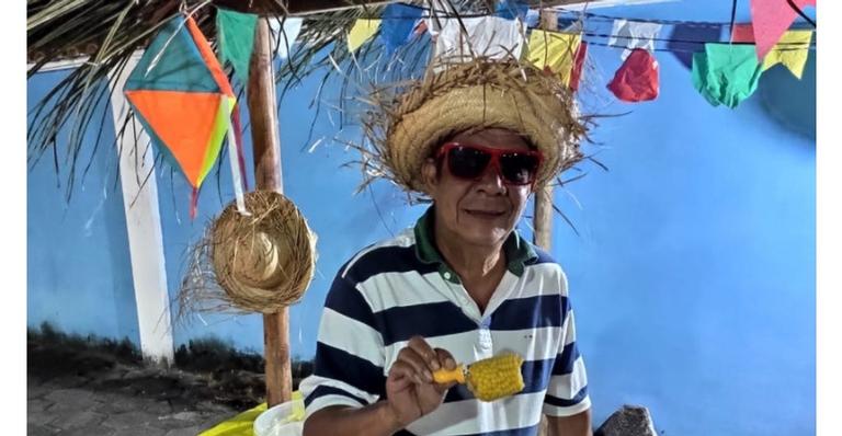 Zeca Pagodinho curte arraiá em casa com direito à fogueira: ”Foi bem pequena”