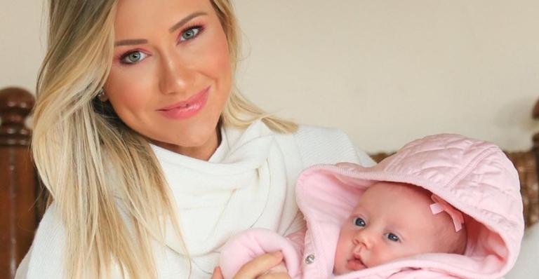 Ana Paula Siebert encanta ao compartilhar clique agarradinha com a filha: ”Maior amor do mundo”